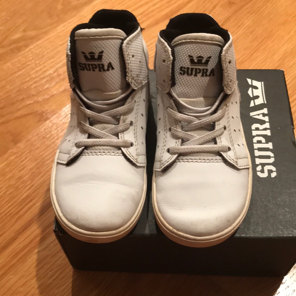 White toddler Supra Atoms